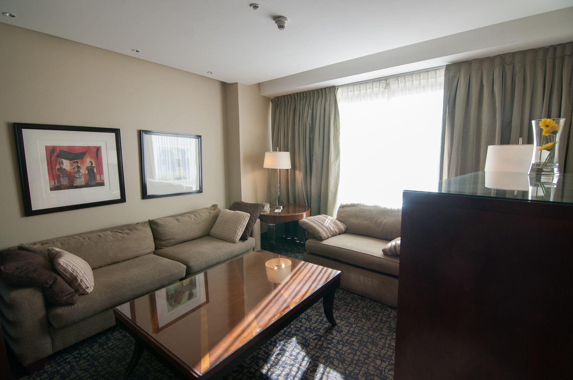 Hotel Enjoy Vina Del Mar Zewnętrze zdjęcie Living room of a suite at the Fairmont Olympic Hotel