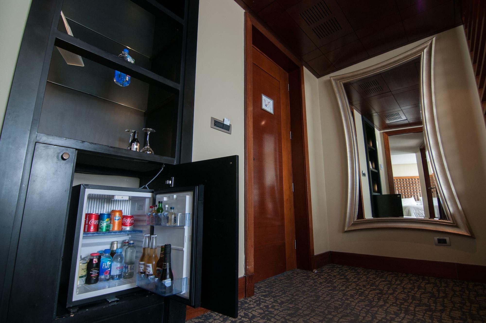 Hotel Enjoy Vina Del Mar Zewnętrze zdjęcie A mini-bar in a hotel room