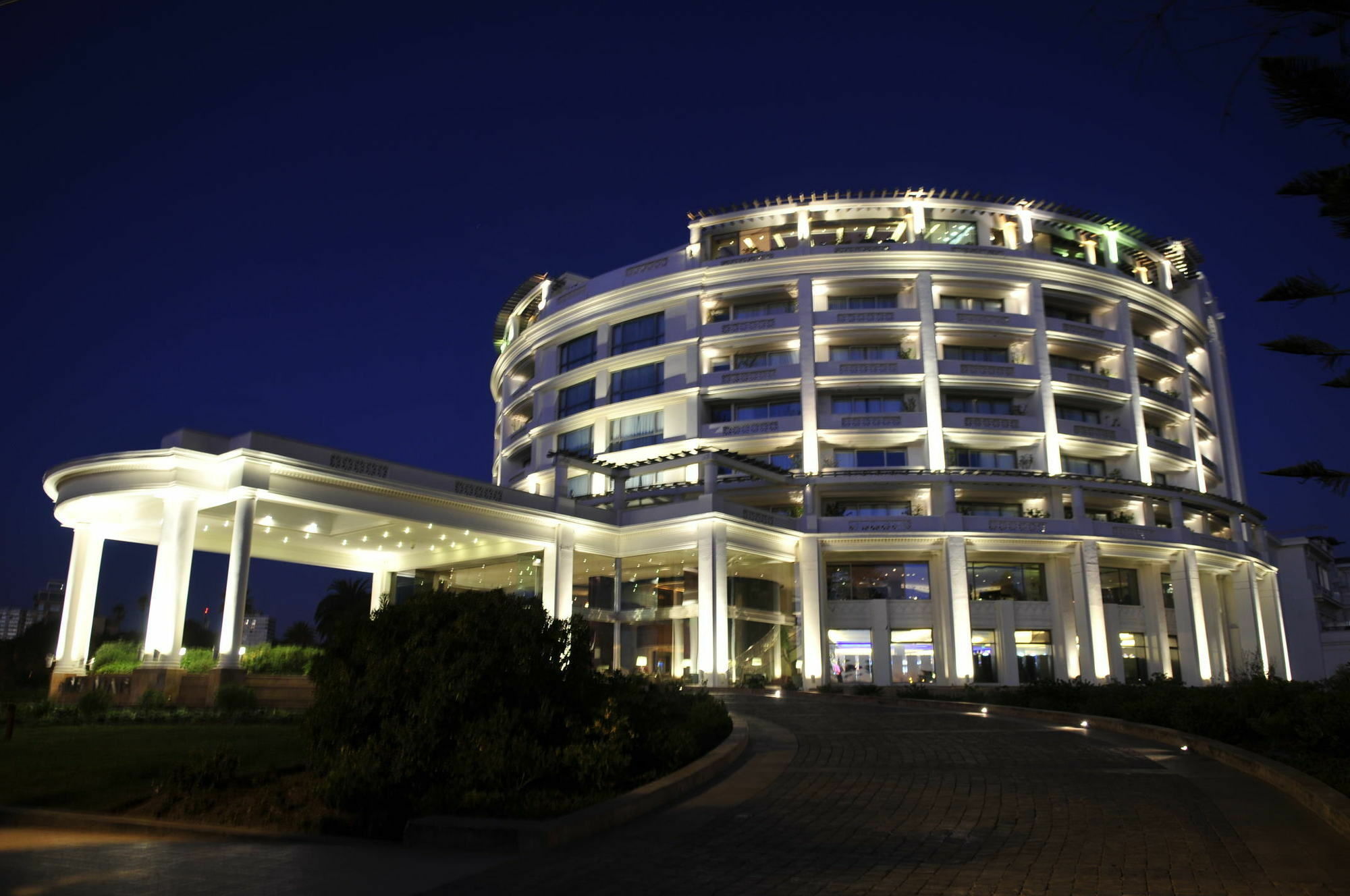 Hotel Enjoy Vina Del Mar Zewnętrze zdjęcie The hotel at night